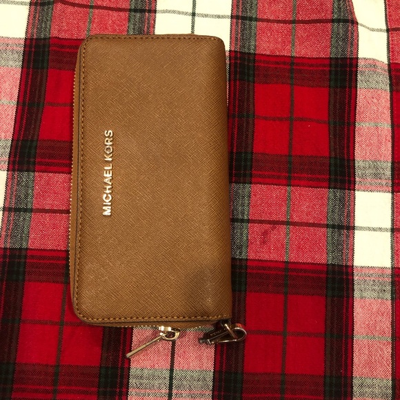 Women’s brown Michael Kors wristlet / wallet. - Picture 11 of 14